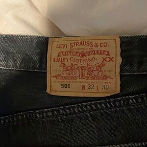 Black Levi Strauss: size 32/ wide leg